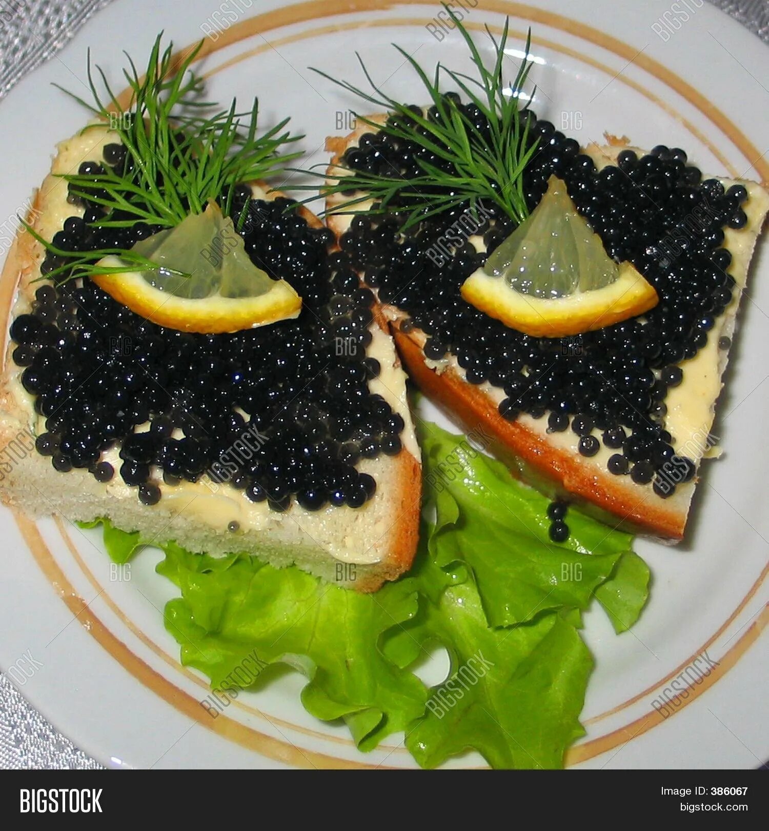 Канапе с черной икрой. Черные бутерброды. Черные бутерброды. Красивые бутерброды с черной икрой. Черный бутерброд.