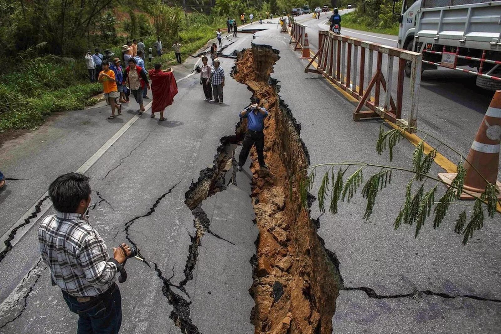 Фотографии землетрясений. Непал землетрясение 2021. ZEMLETRESENI. Землетрясение картинки. Фотографии землетрясения.