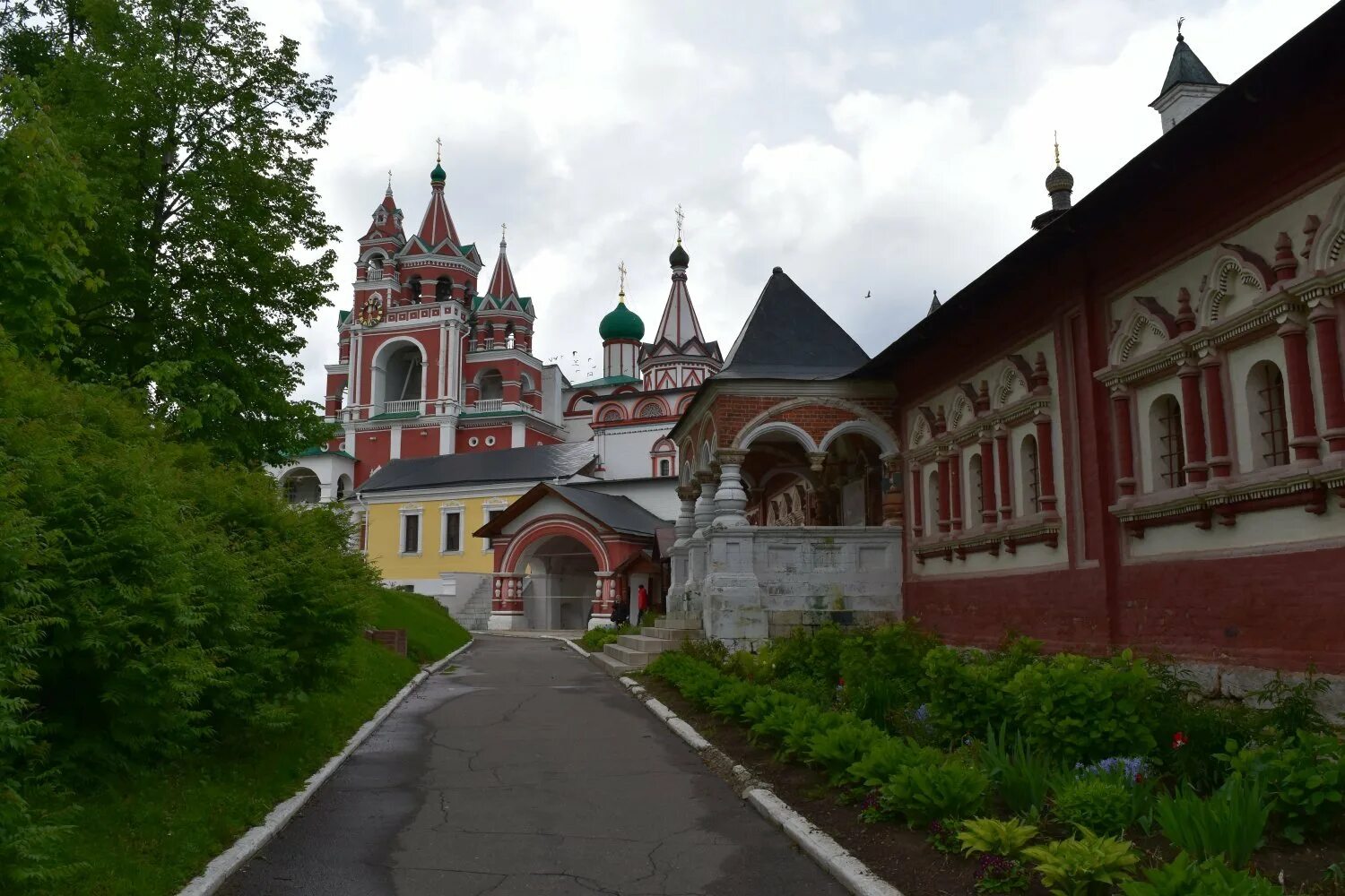 Саввино-Сторожевский монастырь Звенигород. Спасо-Сторожевский монастырь в Звенигороде. Скит Саввино-Сторожевского монастыря. Мужской монастырь в Звенигороде Саввы Сторожевского. Звенигород московская 10