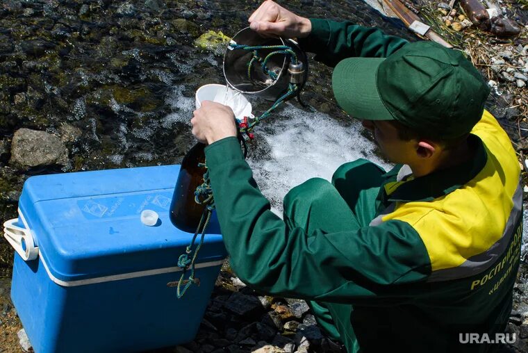 Пробы воды должны быть. Пробы воды. Забор проб воды. Взятие проб воды. Отбор проб воды.