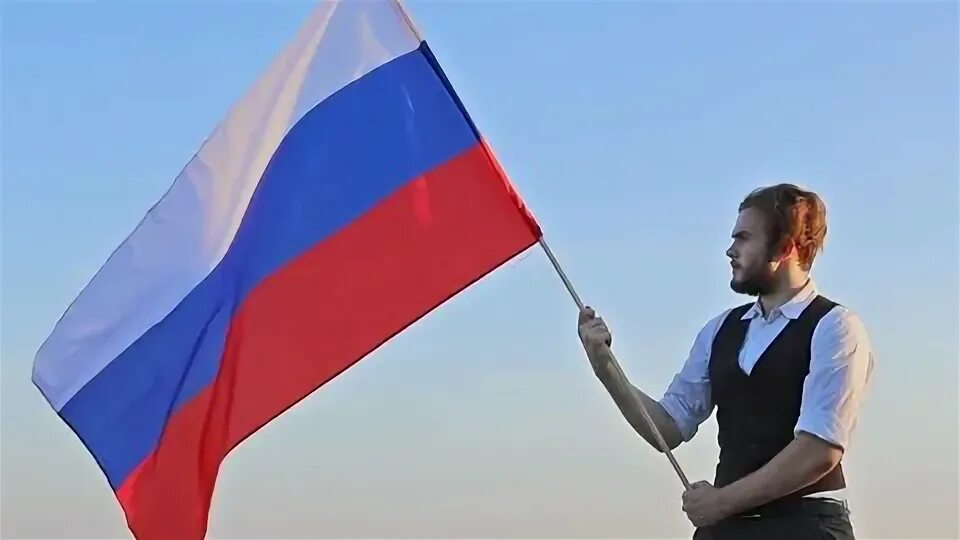 Держать флаг. Мужчина с флагом россии. парень с российским флагом. парень с русским триколором. флажки для мужчин.