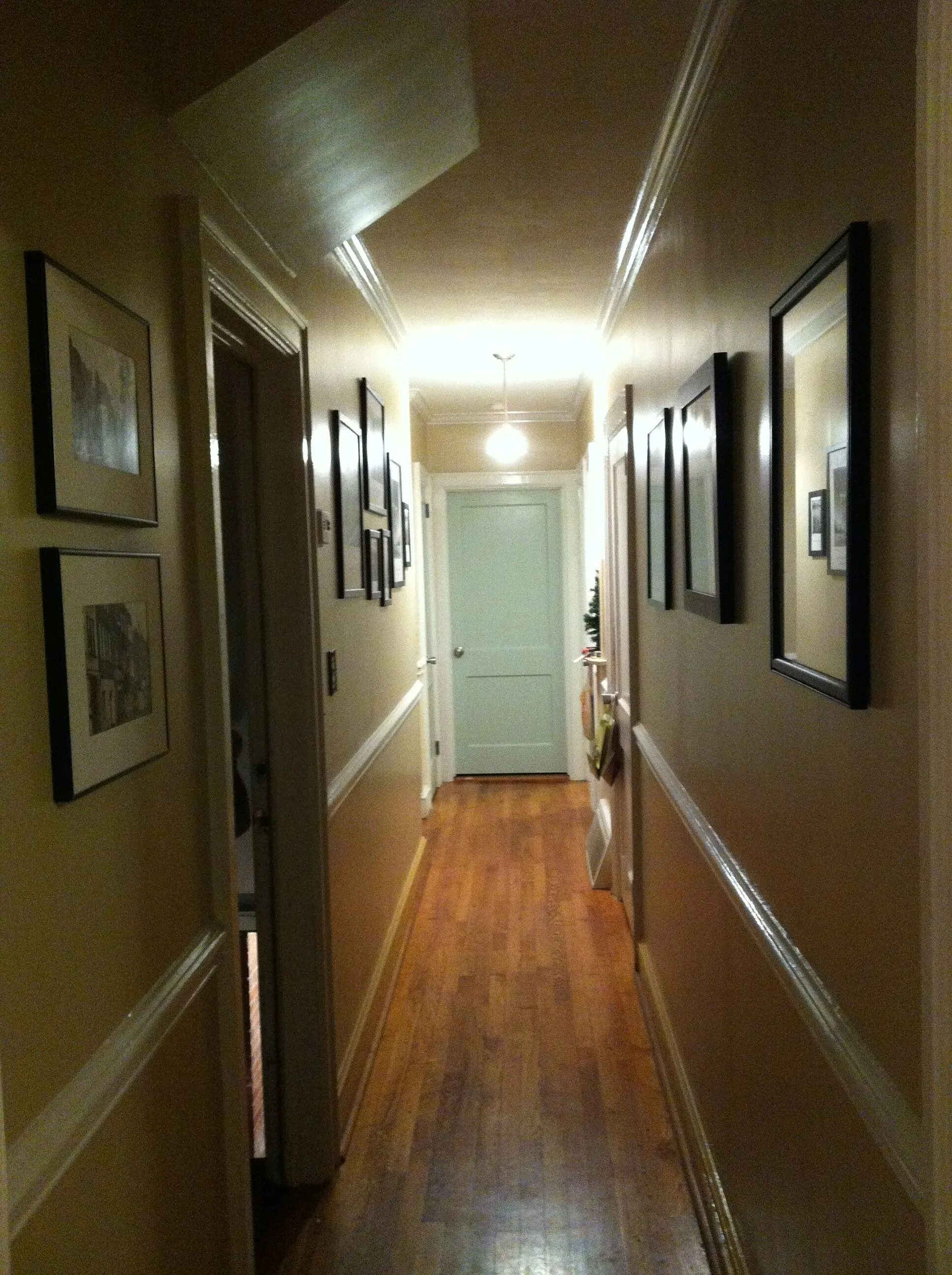 В коридор выходило несколько дверей и пока. Отделка узкой прихожей. Длинная прихожая. Узкий коридор. Красивый длинный коридор.