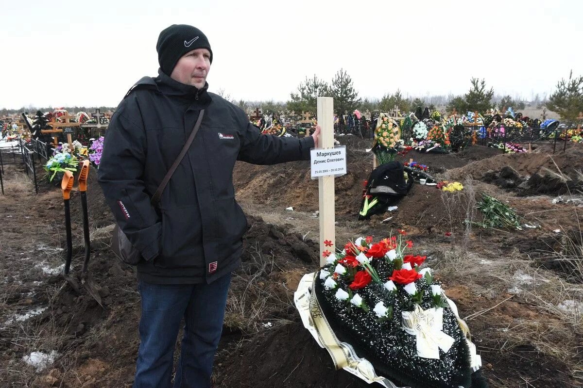 Где похоронен сын моргуновой светланы. Могила. Свежее захоронение.