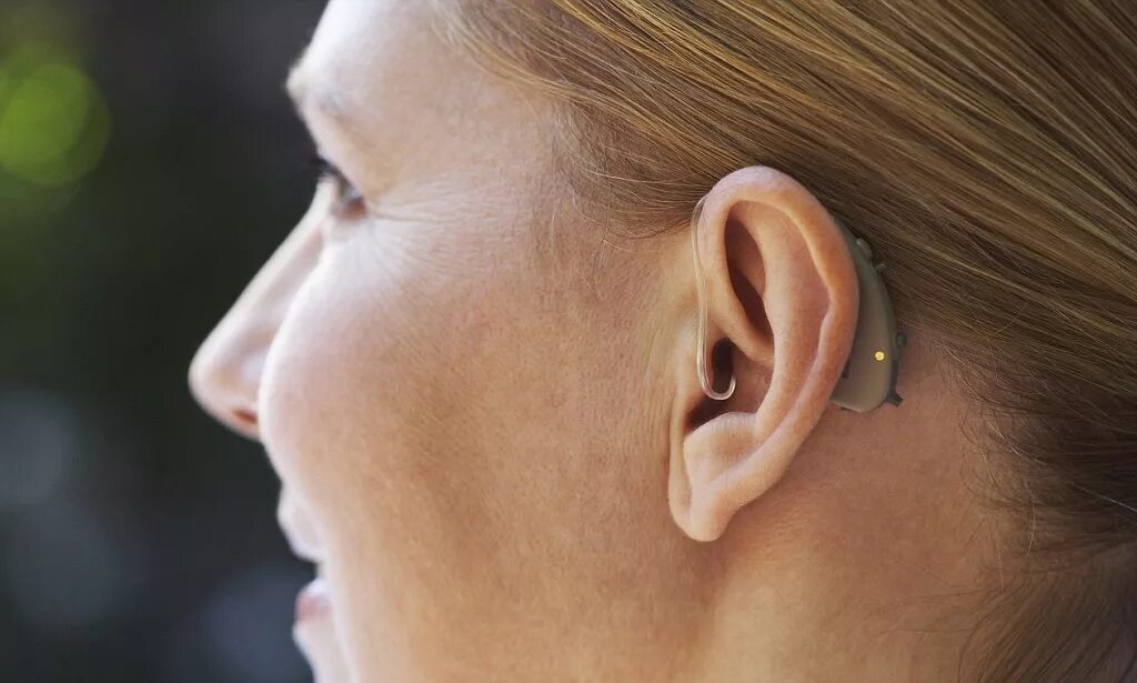 On average hear. Спрятанные слуховые аппараты. Слуховой аппарат на ушке. Микро слуховой аппарат. Глухота.