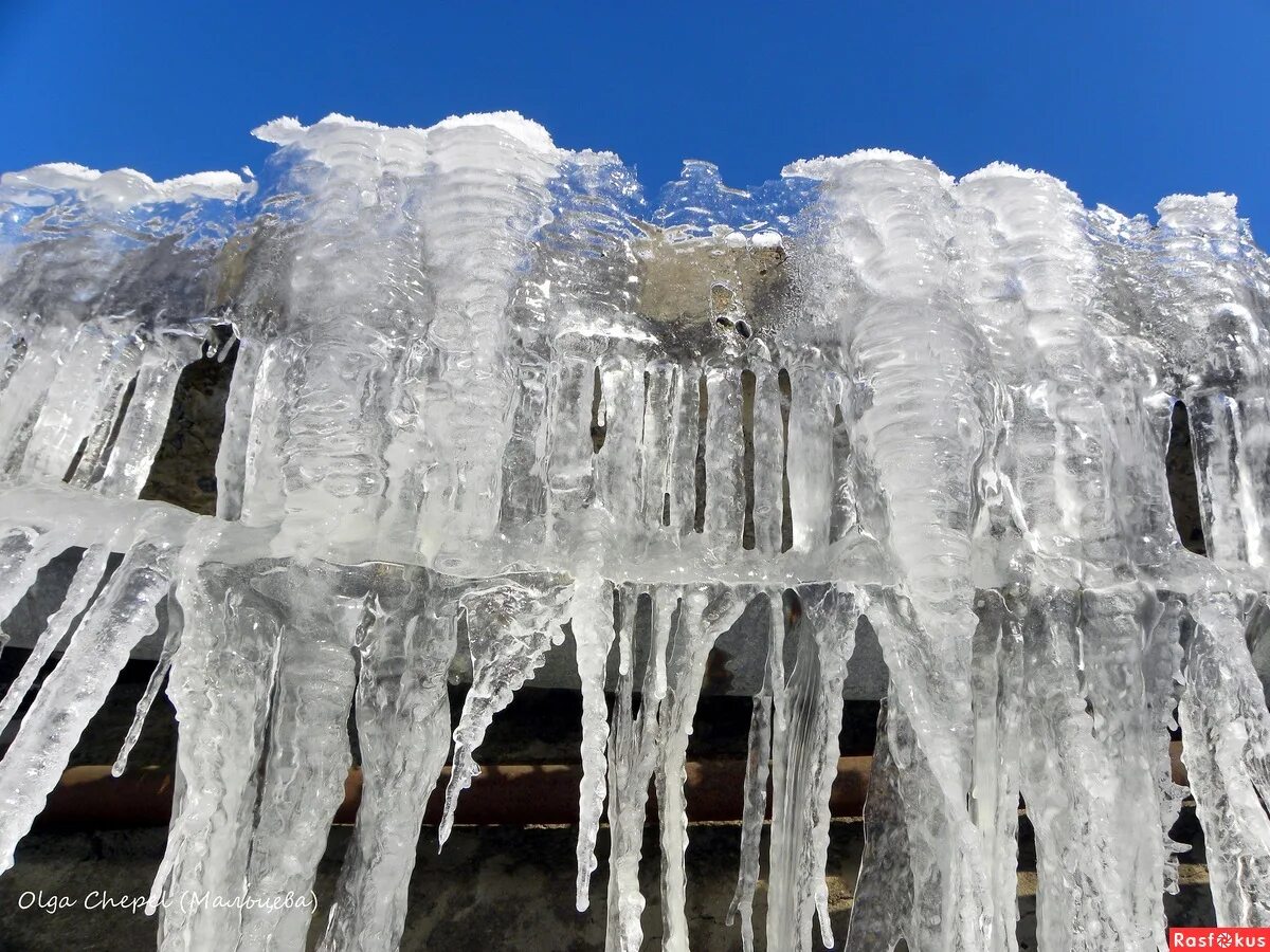 необычные сосульки. красивые сосульки. сосульки на крышах домов. сосульки на крыше. виды сосулек.