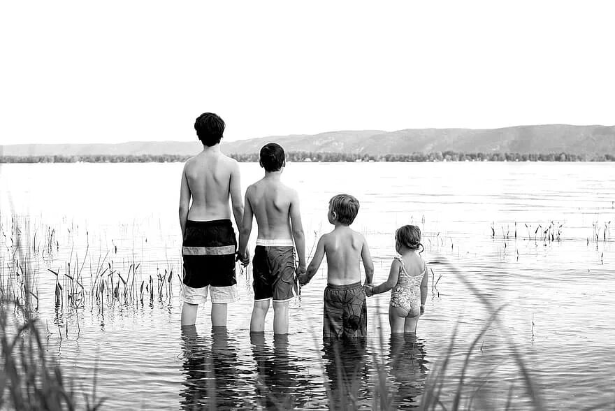 Семья на озере. Натуристские брат и сестра. Семья на озере фото. Брат и сестра купаются.