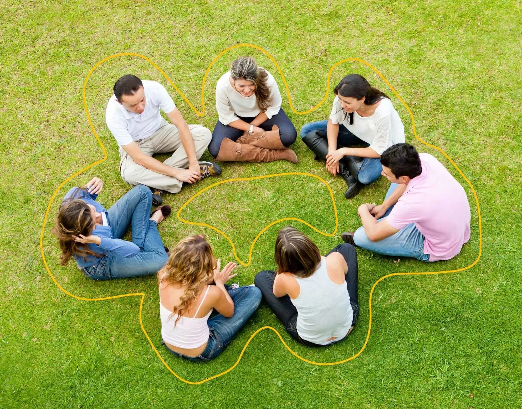 Интересы и развлечения. Группа людей. Люди сидят в кругу. Психологический тренинг. Группа людей на природе.