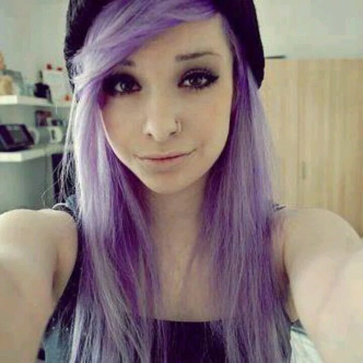 Scene hair. Девушка с фиолетовыми волосами. Эмо с фиолетовыми волосами. Емо с фиолетовыми волосами. Девушка с сиреневыми волосами.