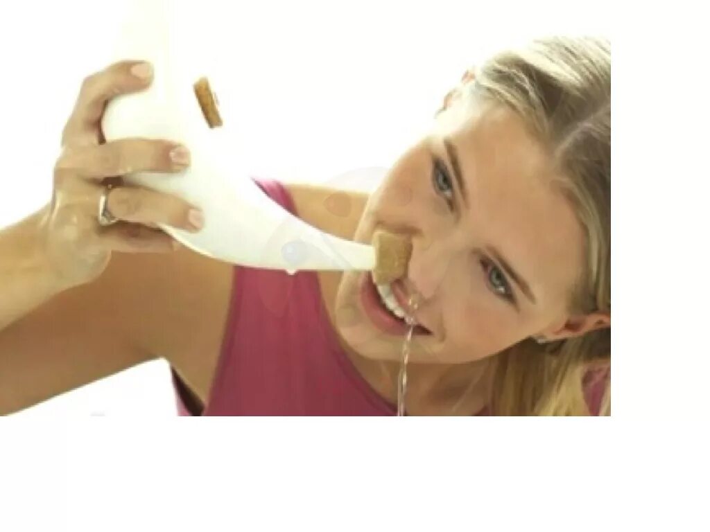 Как правильно промывать нос физраствором из шприца. Солевой раствор для промывания носа. Как промыть нос солевым раствором. Промыть нос солевым раствором. Промывание носа солевым раствором шприцом.