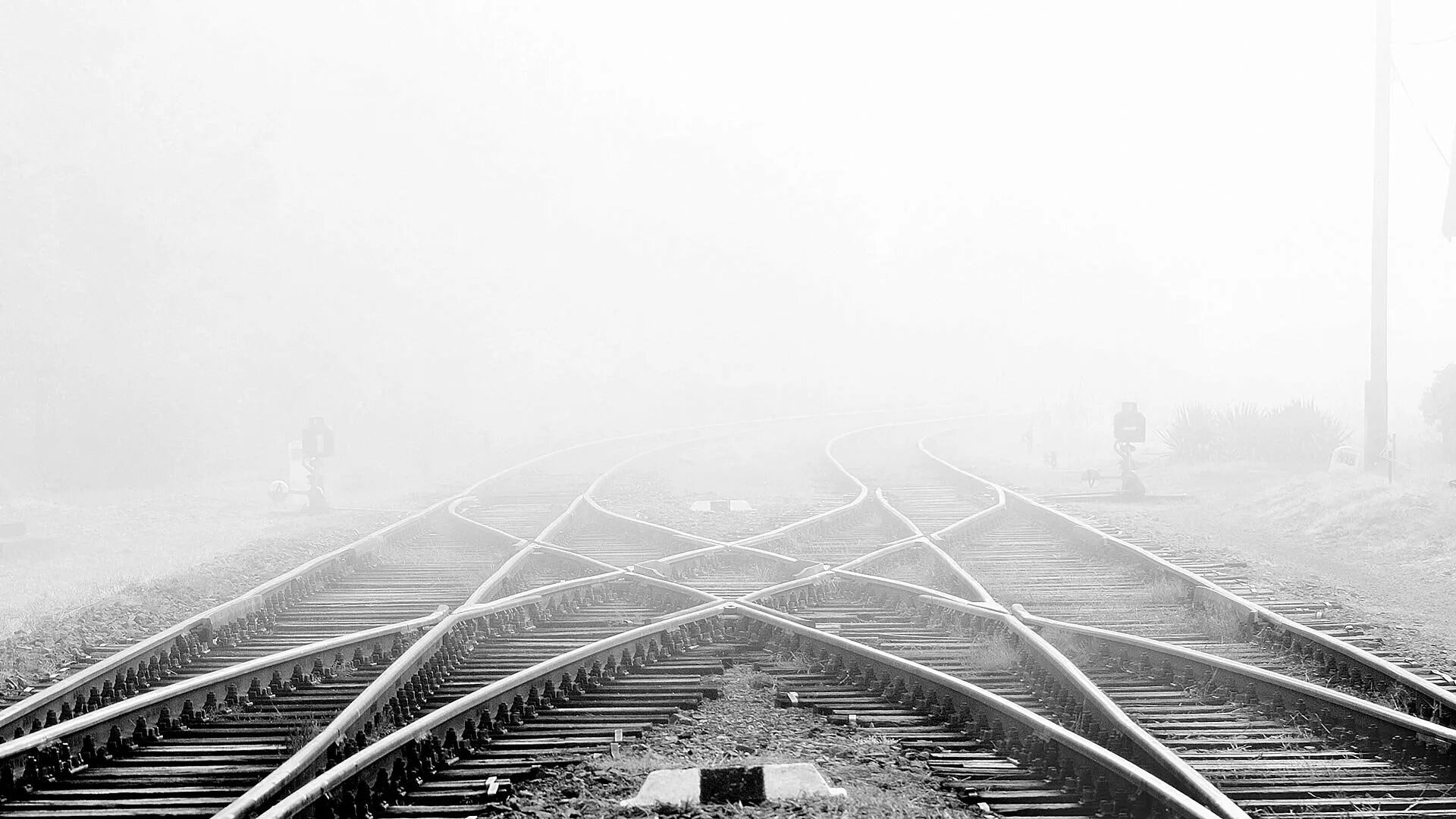 Железнодорожные пути. ЖД дорога. Рельсы в тумане. Фон железной дороги.