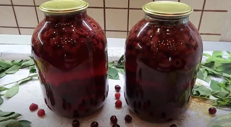Компот вишня с чем сочетается на зиму. Вишневый компот закатка. вишневый компот в банках. компот из вишни на зиму в банках. компот из вишни с косточками на зиму в 3-х.