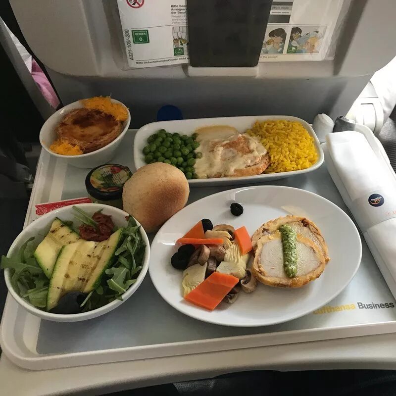 Самолете дают еду. Питание с7 авиакомпания. Еда в самолете. Еда в самолете бизнес класс. Завтрак в самолете.