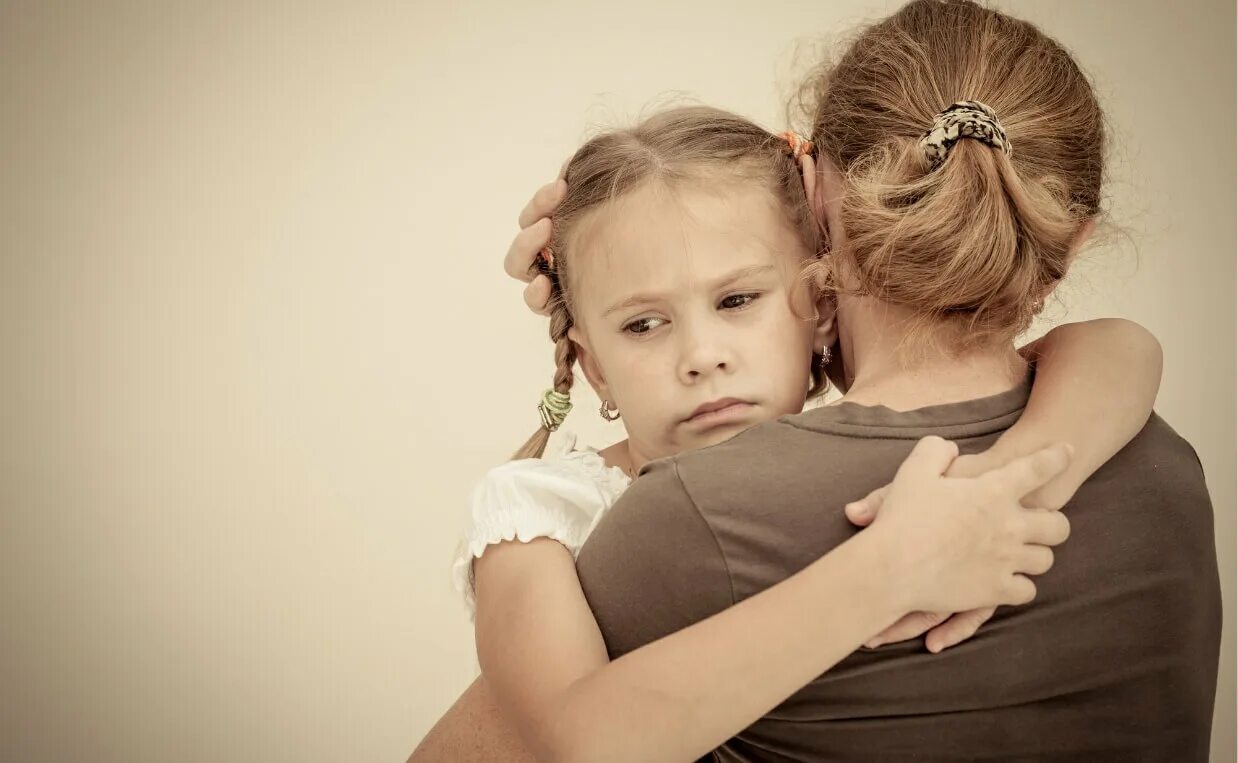 Mother has a daughter. Девочка с мамой. Девочка обнимает маму. Мама обнимает дочку. Объятия мамы и Дочки.