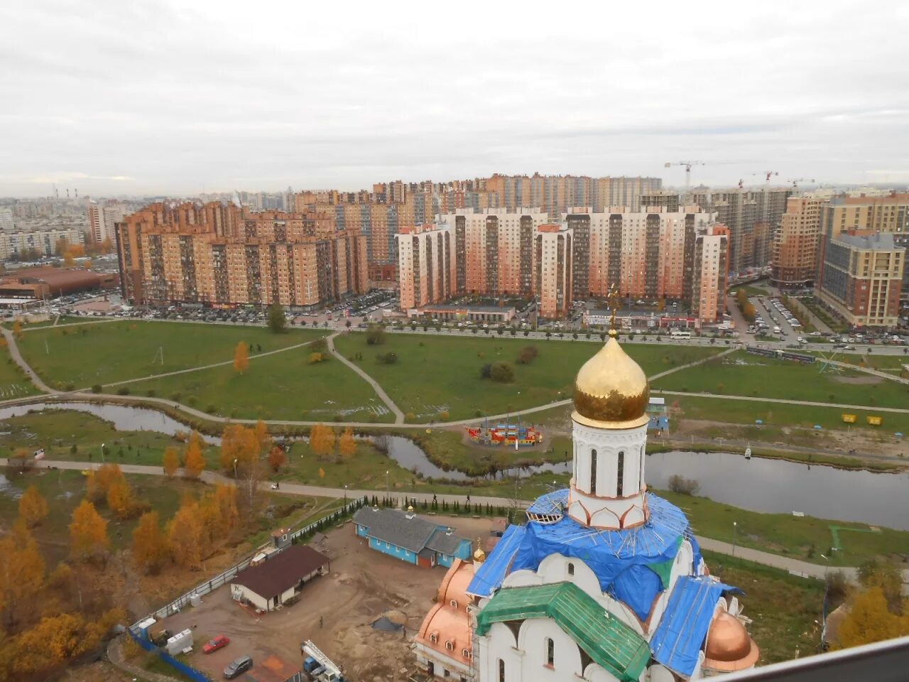 Церковь кудрово расписание. Храм в кудрово. оккервиль парк церковь. церковь в парке оккервиль. кудрово санкт-петербург.