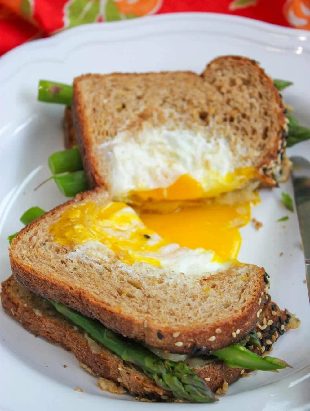 Бутерброд с яйцом. Бутерброд с яичницей. Бутерброд с вареным яйцом. Жареные бутерброды. Тостовый хлеб с яйцом на сковороде