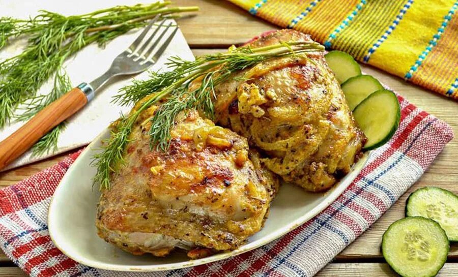 Куриные бедра в духовк. Бедрышки куриные. Бедро куриное запеченное. Бедра в духовке с хрустящей корочкой. Куриные бедрышки с хрустящей корочкой рецепт.