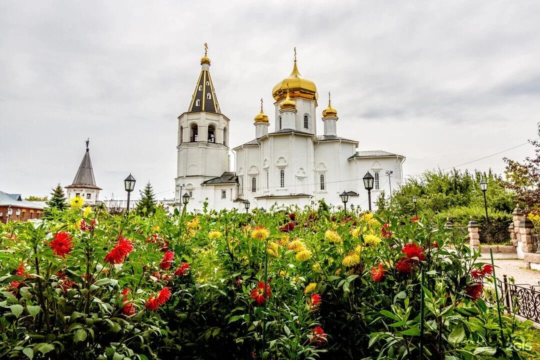 Телефон свято троицкого. Свято-Троицкий монастырь Тюмень. Троицкий мужской монастырь Тюмень. Свято-Троицкий монастырь Тюмень внутри. Свято-Троицкий мужской монастырь Тюмень колокольня.