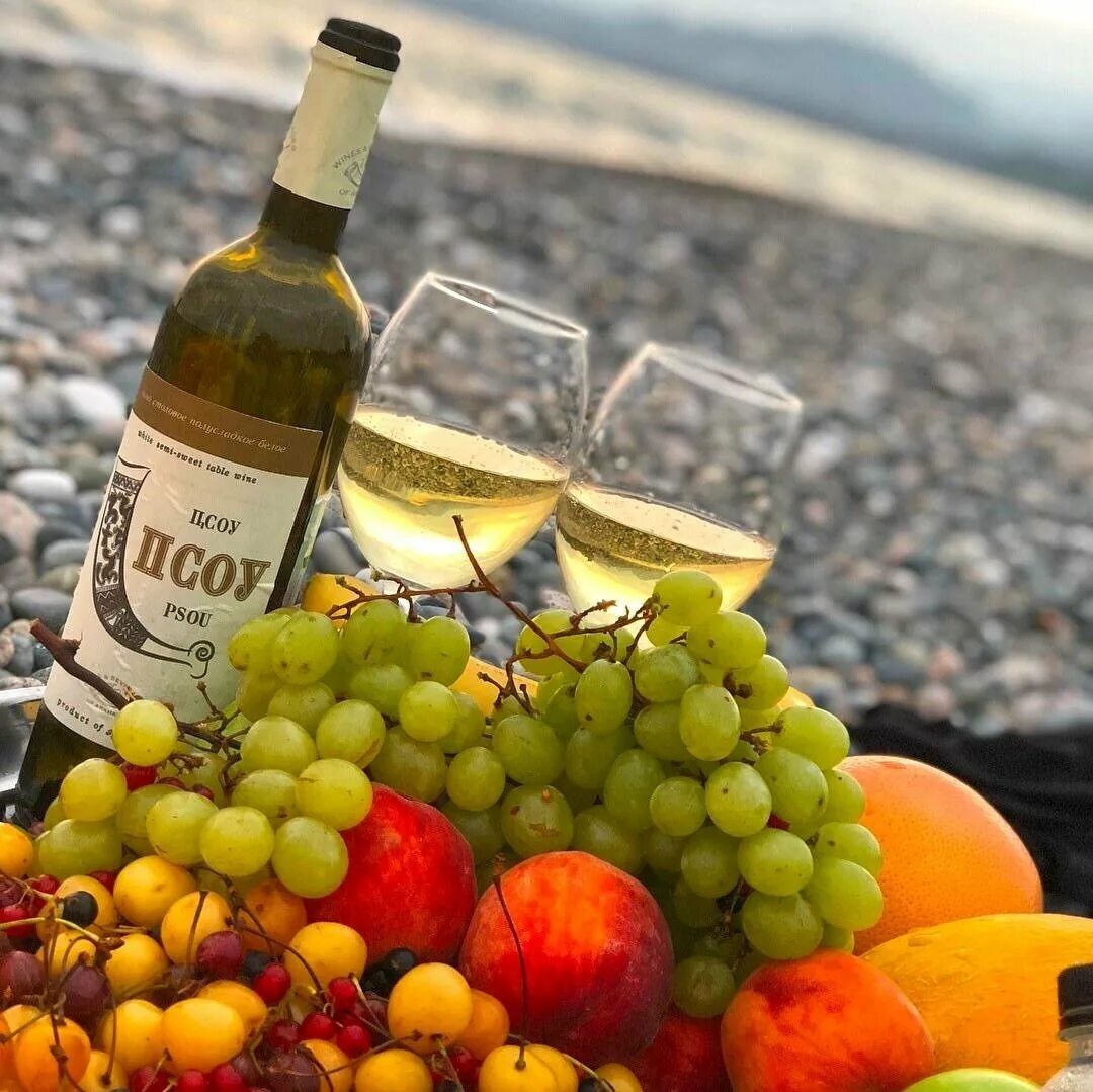 Абхазия вино море. Вино Абхазия пляж Гагра. Вино Гагра Абхазия. Море вино фрукты. Гагры вино