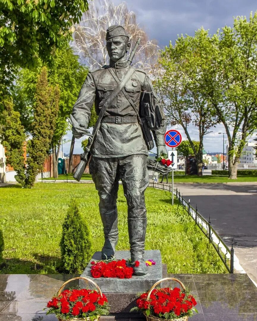 Памятник фронтовому почтальону в Воронеже. Памятник военному почтальону в Воронеже. Памятник фронтовому почтальону, скульптор а. Игнатов, 2015 год, Воронеж.. В Воронеже памятник Ивану Леонтьеву.