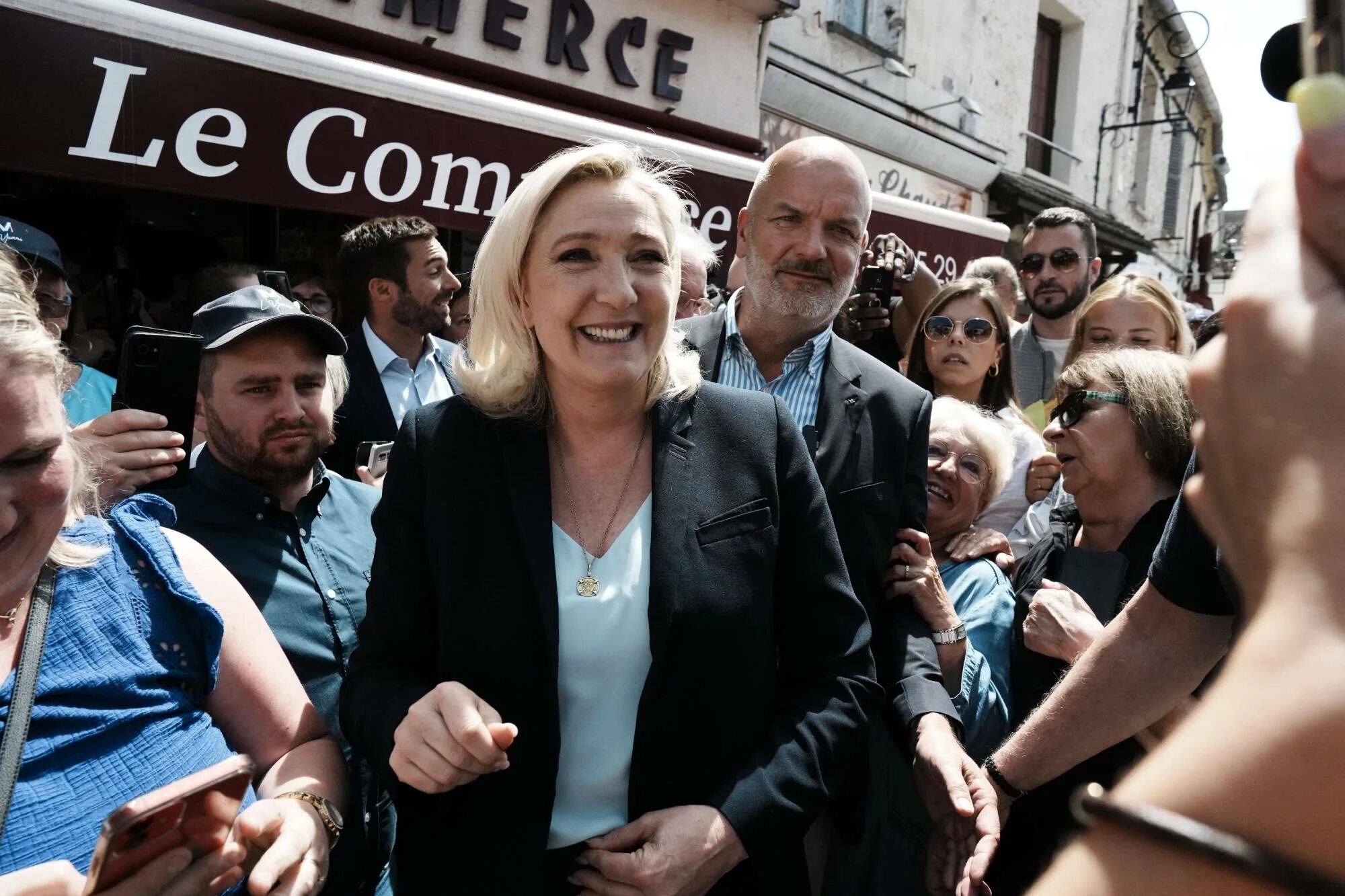 Франция изменилась. Парламентские выборы во Франции 2022 Ле пен. Марин Ле пен в купальнике. Франция выборы Бриджит Макрон. Marine le Pen 2017 агитация президентские выборы.