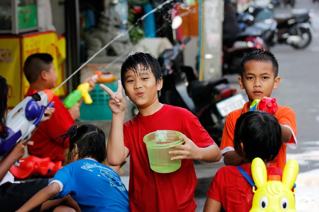 Asia boy. Мальчики Тайланда. Таиландские мальчики Street. Мальчик 8 лет Тайланд. Сонгкран европейские девушки.