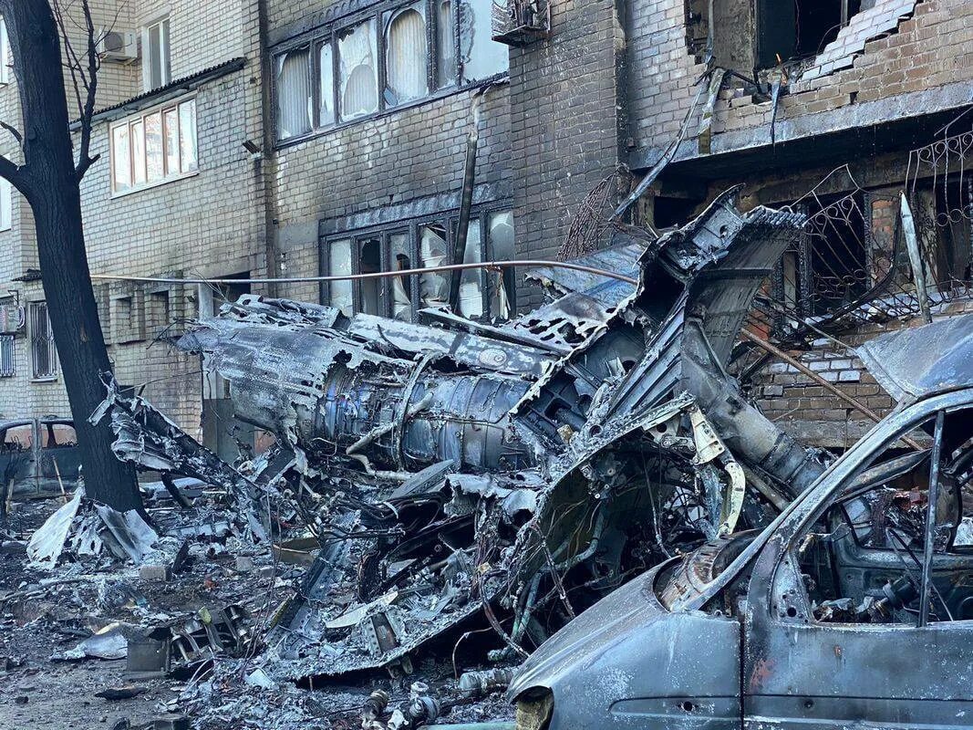 Самолет упал на жилой дом. Разрушенный дом. катастрофа.