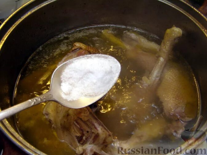 Когда солить уху в начале или. Когда солить мясо при варке. куриный бульон соль. солить суп. когда солить бульон.