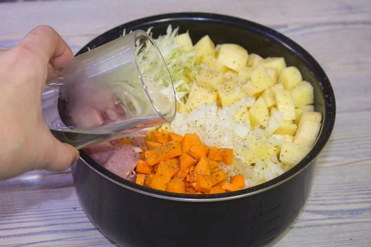 Готовим картошку с мясом и капустой. Тушёная капуста с картошкой в мультиварке. картошка с мясом в мультиварке редмонд. тушёная капуста с картошкой и мясом в мультиварке. тушеная картошка с сосисками в мультиварке.