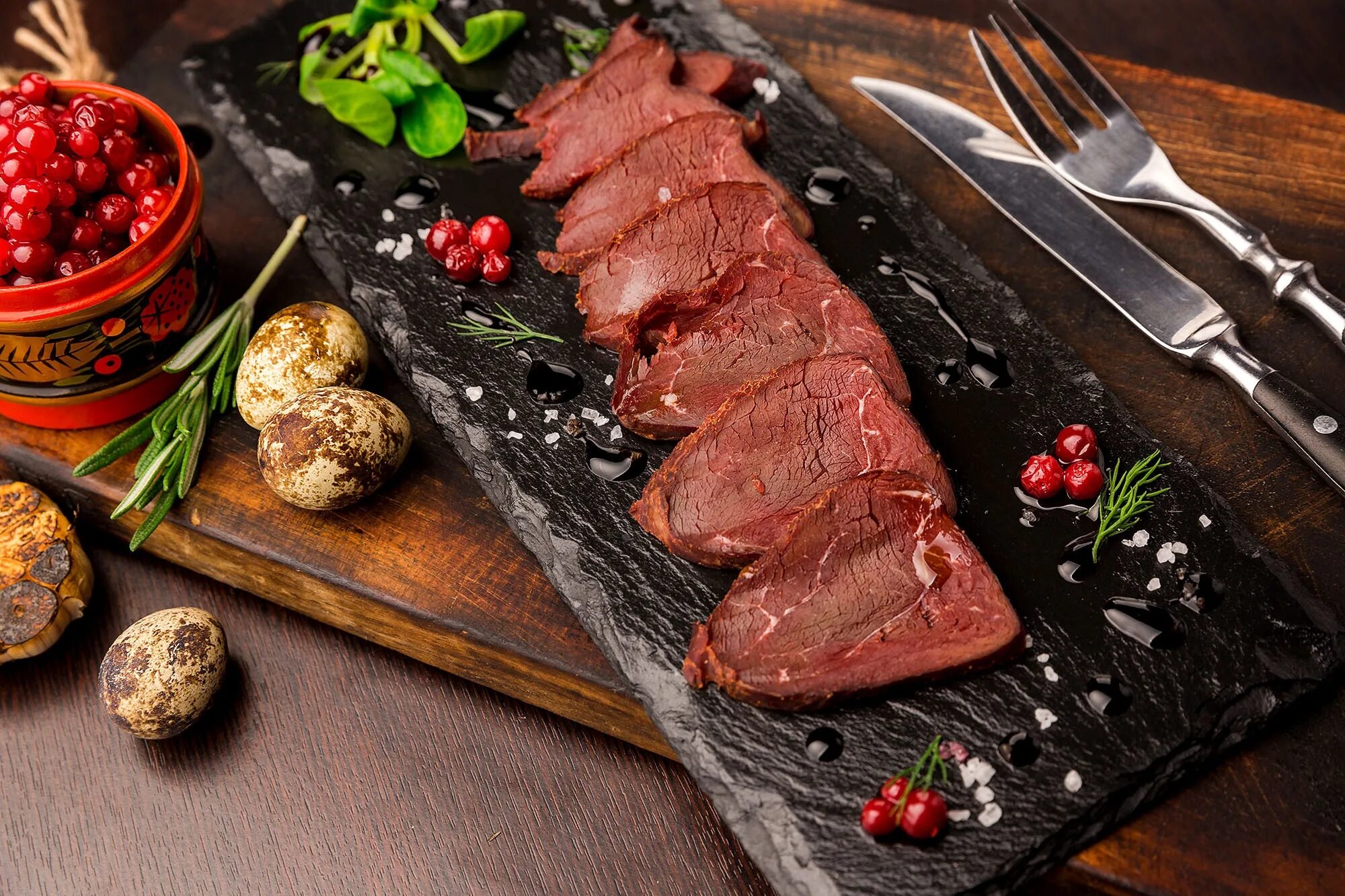 Мясные продукты. Мясо колбасы. Мясо колбасы. Колбаса. Нарезка колбасы.