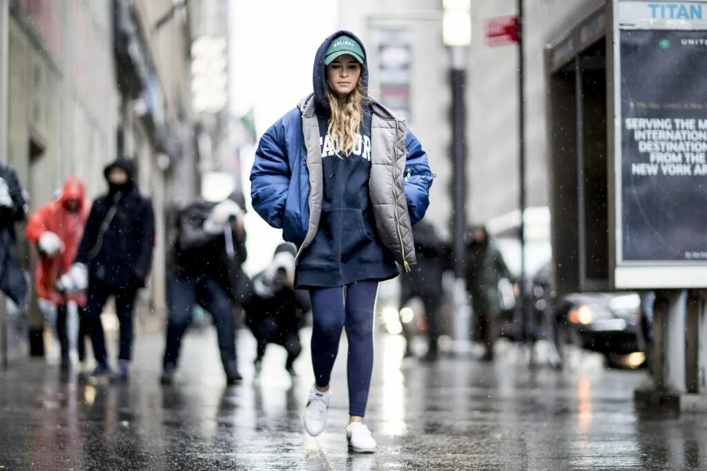 Девушки зима Нью Йорк. Девушка в Нью-Йорке зимой. Нью Йорк зима одежда. Люди на улицах Парижа зимой.
