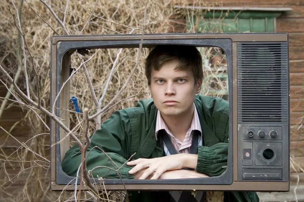 Старый телевизор. Человек со старым телевизором. Телевидение в поле. Старый телевизор с Денди.
