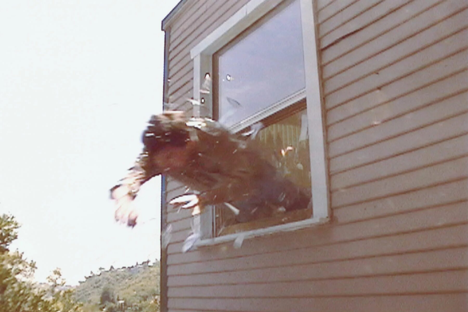 Кадр человек прыгающий из окна. Человек падает с небоскреба. Jump out the window. Прыжок из окна. Jump out the window.