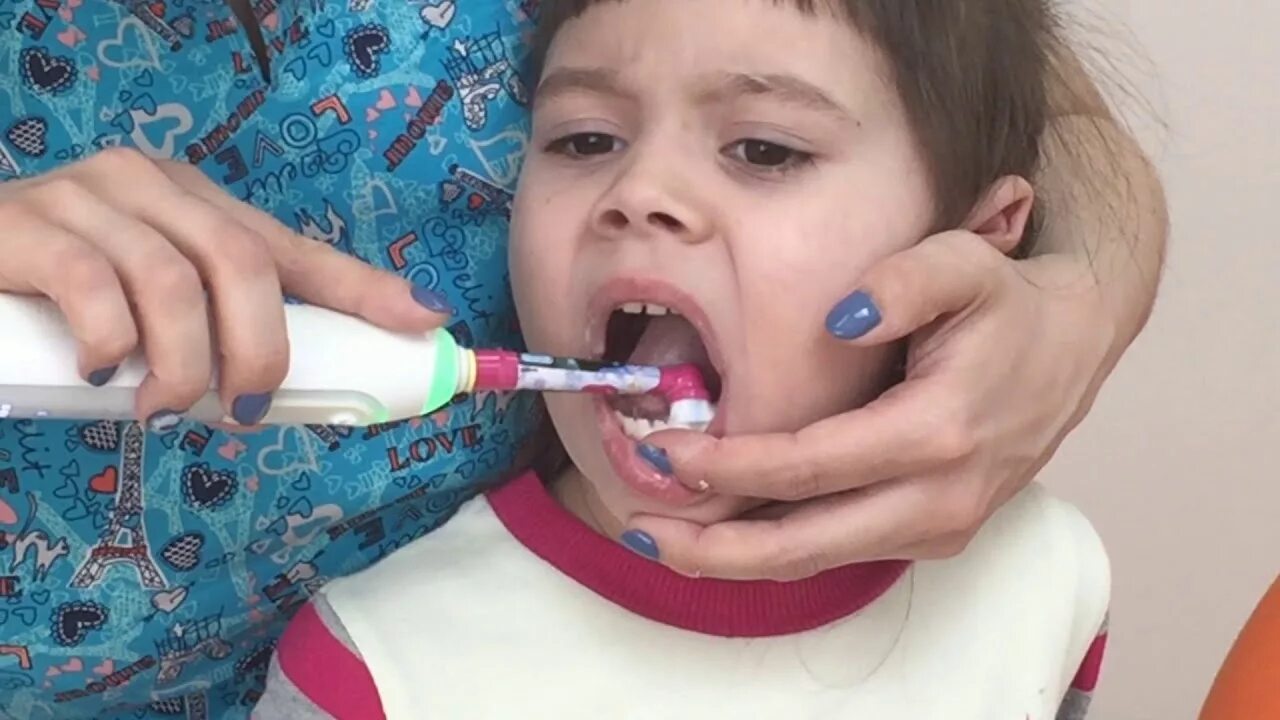 Техника чистки зубов электрической зубной щеткой. Ребенок чистит зубы. Щетка для детей. Ребенок чистит зубы электрической щеткой. Можно ли чистить зубы ребенку