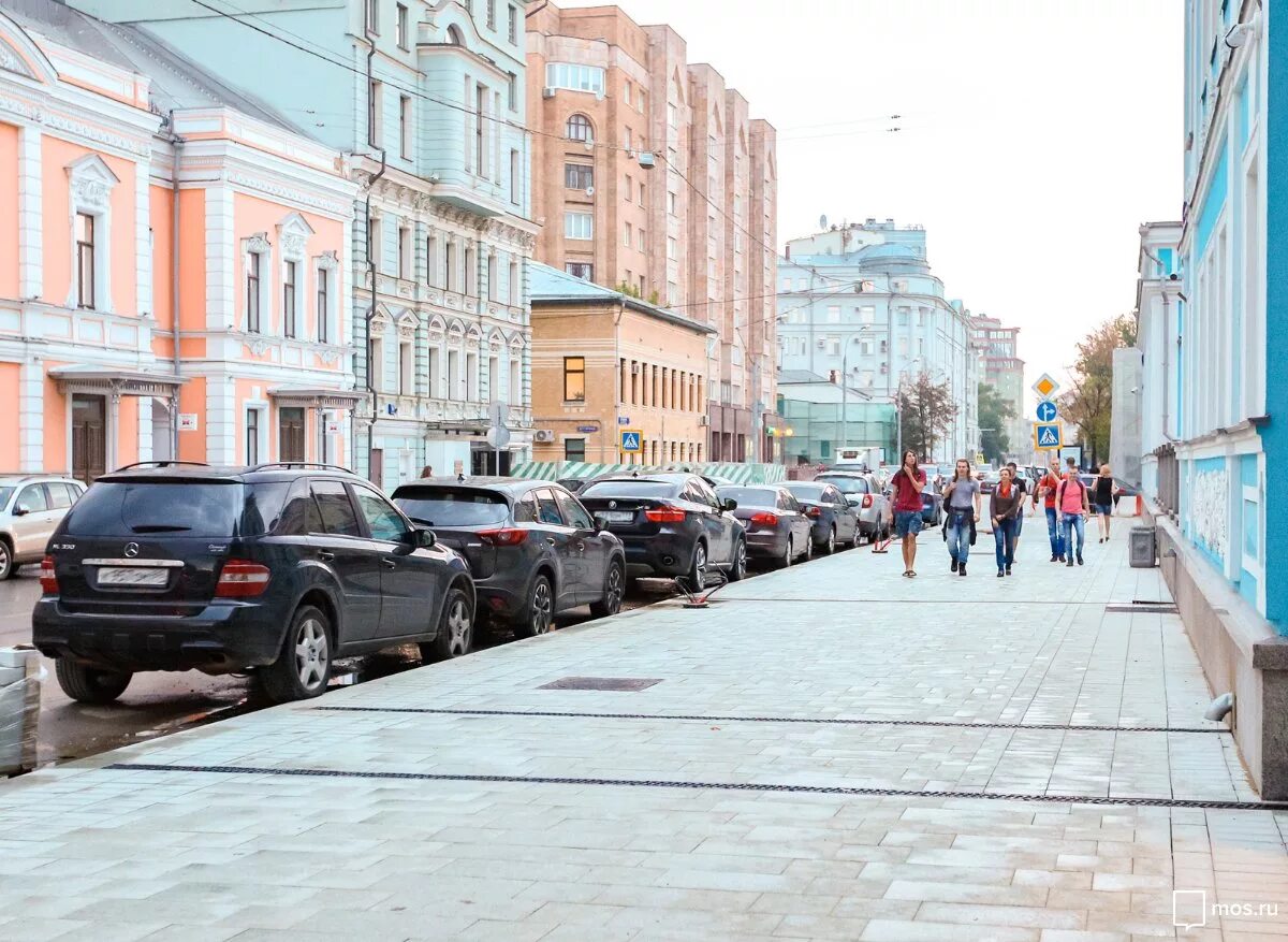 Сколько на улице. Улица Москвы тротуар. Тротуары в Москве. Пешеходные дорожки в Москве Собянин. Фото улиц с муляжами на тротуарах в Москве.