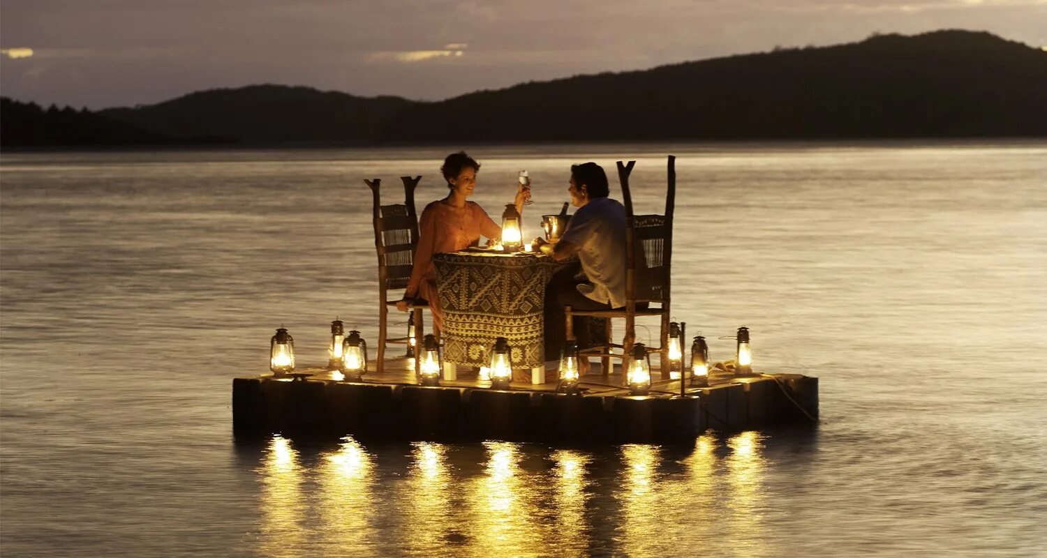 Плавающий плот. Плыть на плоту во сне. Человек на плоту. Человек уплывает на плоту в море. Девушка на матрасе в воде.