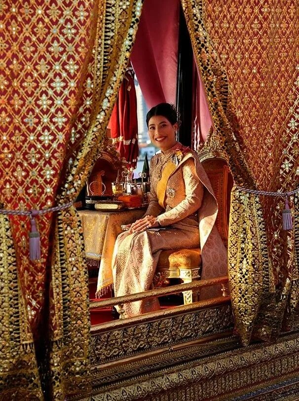 Султанат бруней столица. Королевская семья таиланда 2022. Султан хассанал болкиах, бруней дворец. Муж кёсем султан. Гарем короля таиланда.