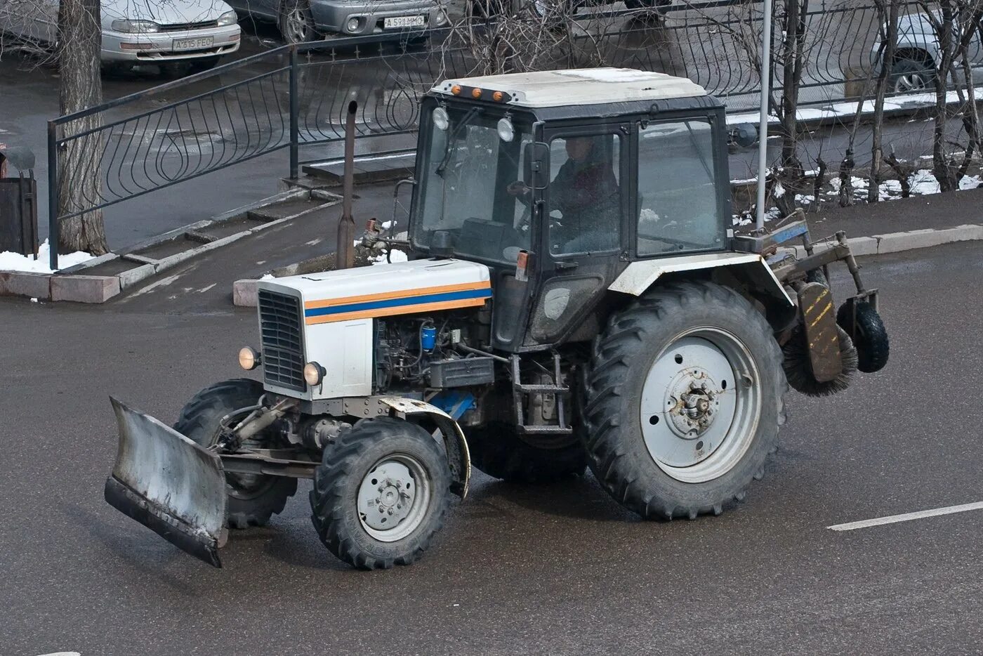 Мтз 82 коммунальный. 1 с отвалом и щеткой. Мтз-82. Мтз 82 мк. 1.