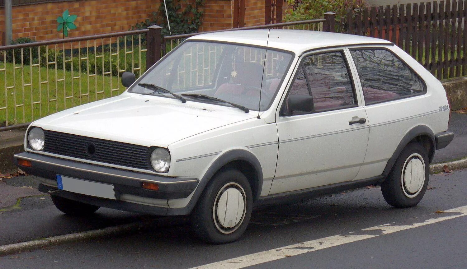 Vw polo 2. Volkswagen Polo 2 поколения. Фольксваген поло 1980. Фольксваген поло седан 2 поколение. VW Polo 1980.