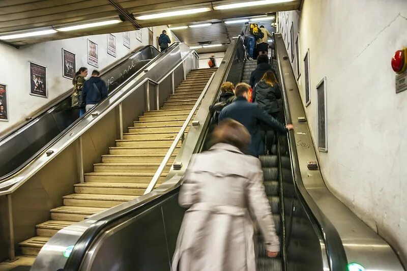 Эскалатор метрополитена поднимает стоящего. Боровицкая метро эскалатор. Эскалатор Текстильщики 2014. Эскалатор станции Боровицкая. Очередь на эскалатор в метро.