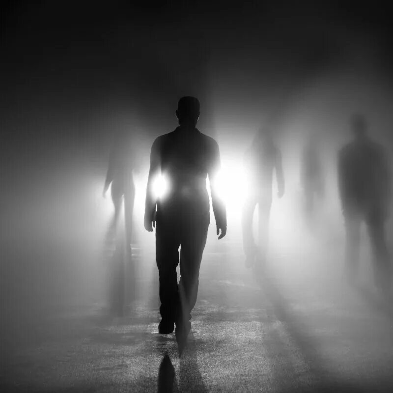 Человек уходит в ночь. Темный силуэт. В тени человека. Человек в темноте. Человек идущий в темноте.