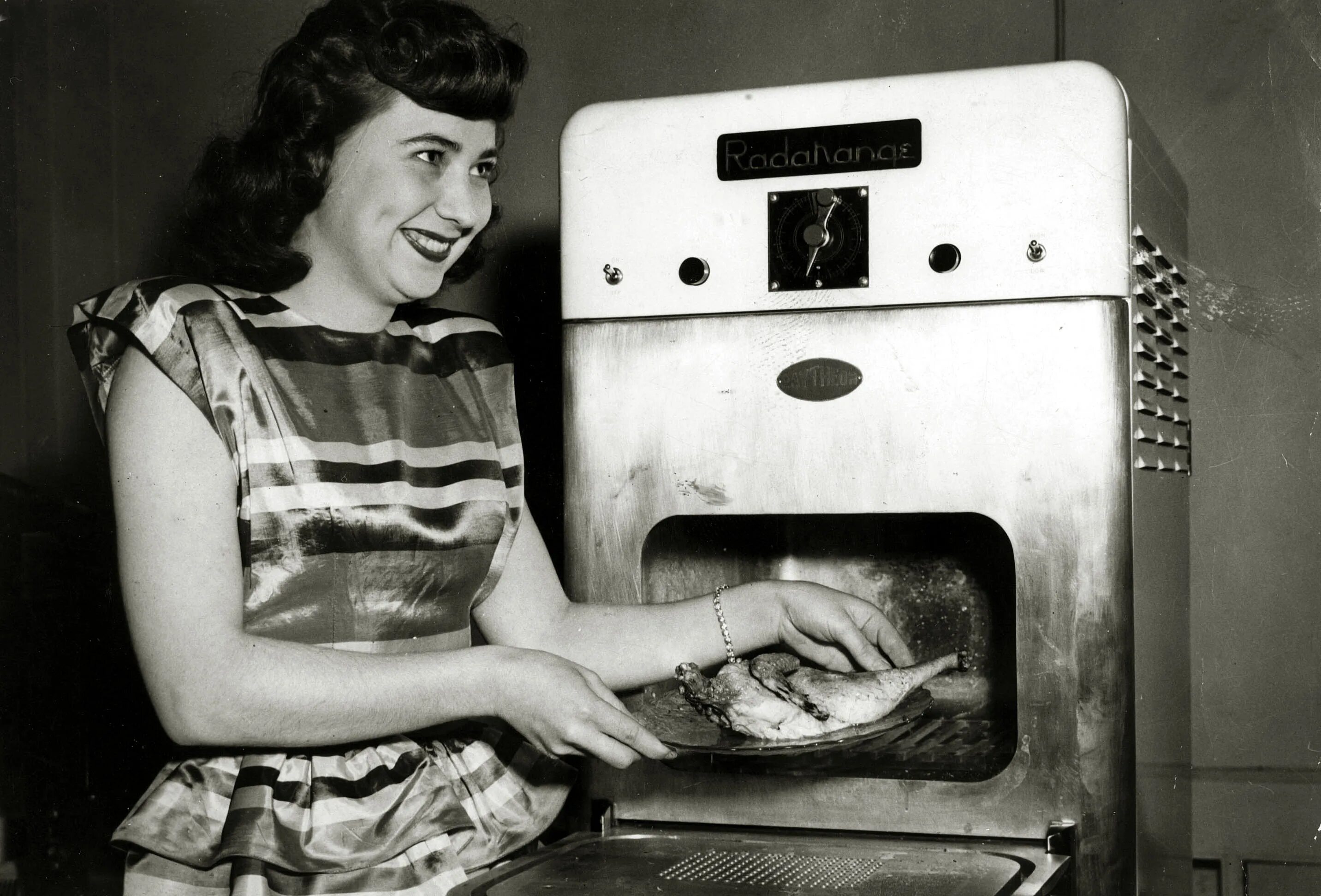 Микроволновая печь 1946 год Перси Спенсер. Микроволновка Radarange 1947 первая. Духовка советских времен