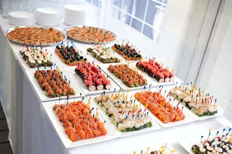 Роллы на столе. Мини фуршет. Фуршетный стол. На рождение в офис еда офис. Праздничный стол в офисе в день рождения.