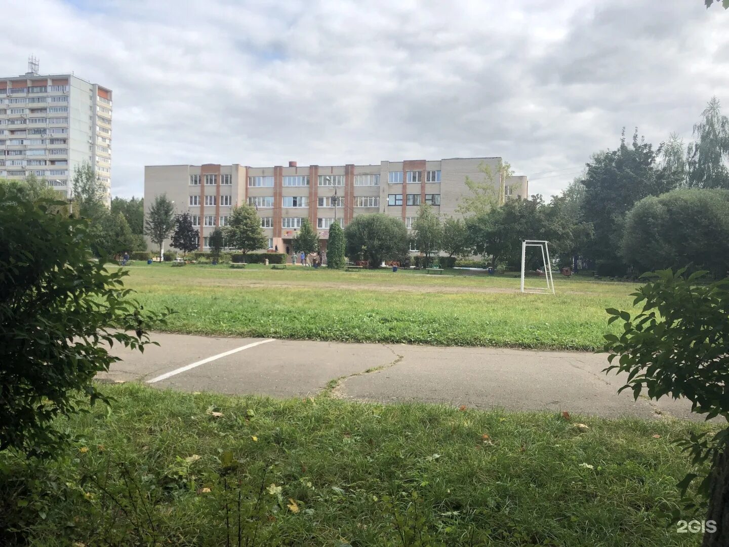 Металлические двери Тоун в новой школе на проспекте Космонавтов, 59