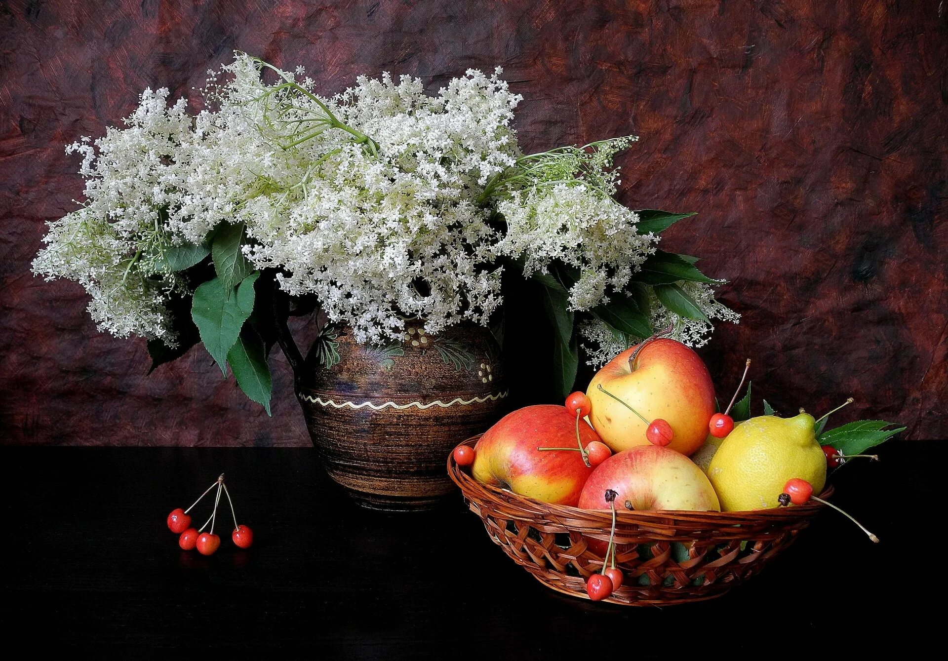 Наполненная фруктами корзина стояла на столе впр. Натюрморт. Натюрморт цветы и фрукты. Натюрморт с фруктами. Натюрморт с цветами и фруктами.