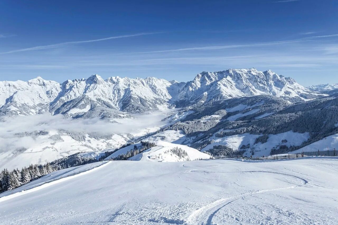 Первые горнолыжные курорты. Альпы Швейцария курорты. Альпы горы горнолыжный курорт. Швейцария горы Альпы горнолыжный курорт. Альпы Швейцария зима.