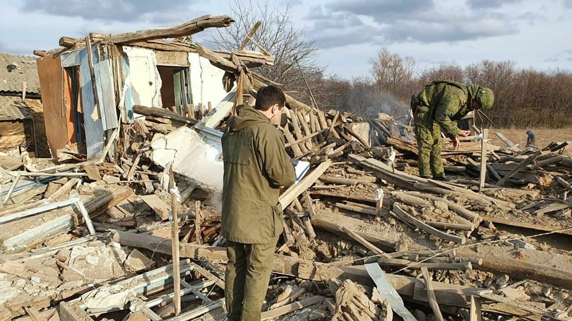 Новости рф донбасс. Разрушенные дома Донбасса. Попадание снаряда в Ростовской области. Обстрел Ростовской области.