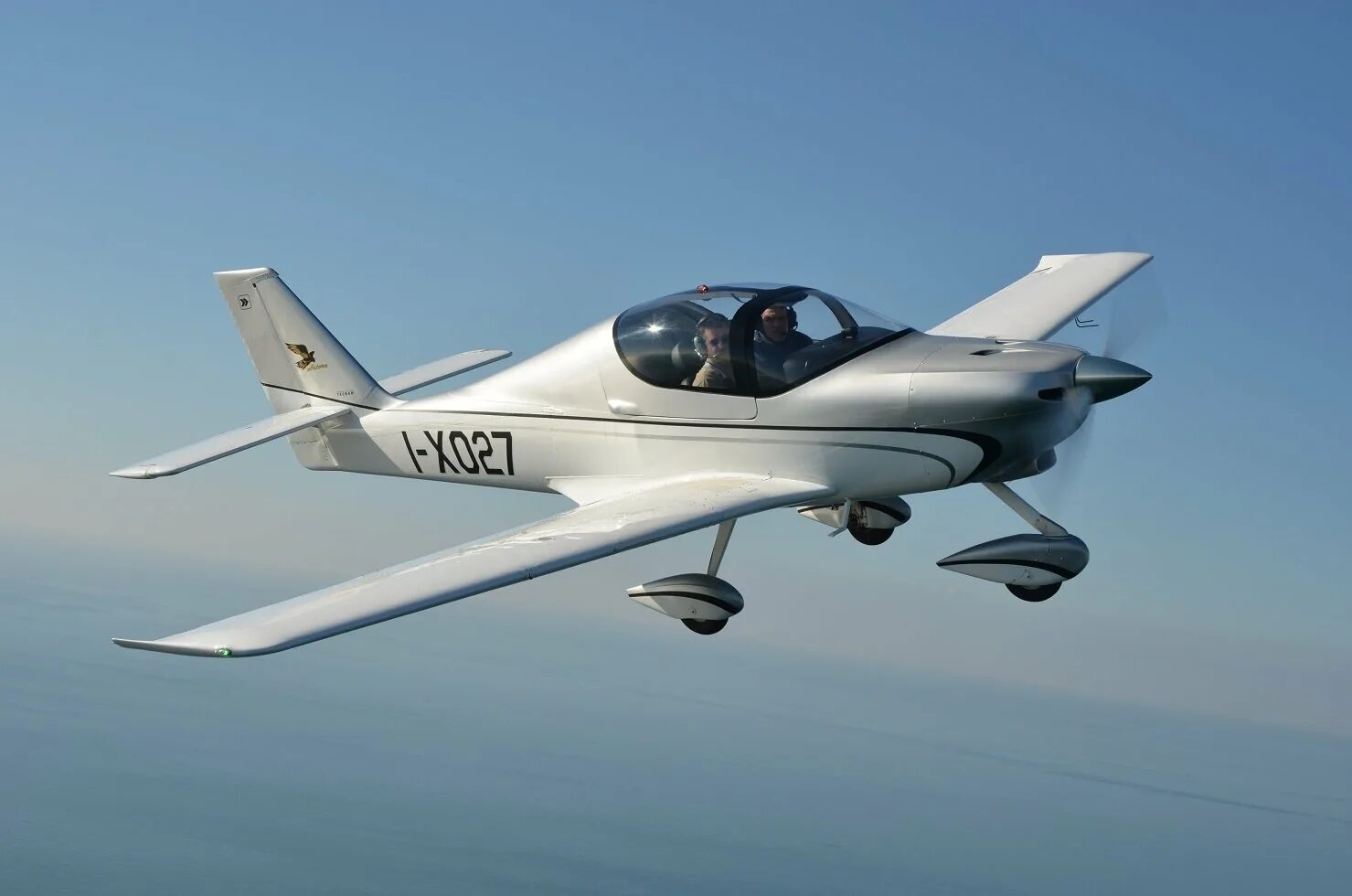 Биплан и моноплан. Частный легкомоторный самолет cessna. Картинки легких самолетов. Легкомоторный самолет "piper pa-32". Спортивные винтовые самолеты.