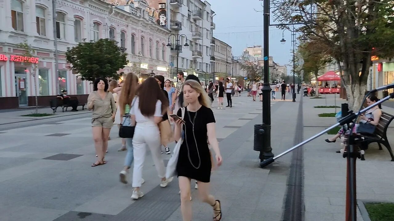 Приходи на улицу песня. Песни на улице. Песни про улицы города. Прослушка песен на улице. Уличные музыканты видео Анапа девушка с белыми волосами.