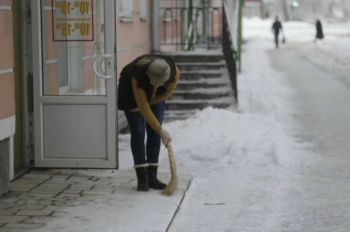 Зимой 10 градусов. Похолодание. гололедица. снег на дороге. уборка мусора зимой.