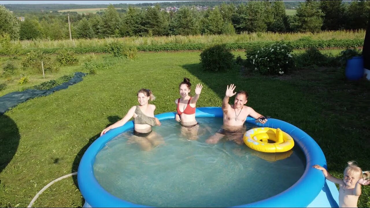 Который купается в бассейне. Отдых у бассейна. купание в бассейне на даче. купатсябассейн. купаемся в бассейне на даче с подругой.